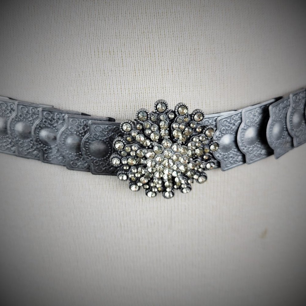 Vintage Boho 90s Silver Stamped Metal Link Stretch Belt With Rhinestone Buckle - Picture 2 of 8